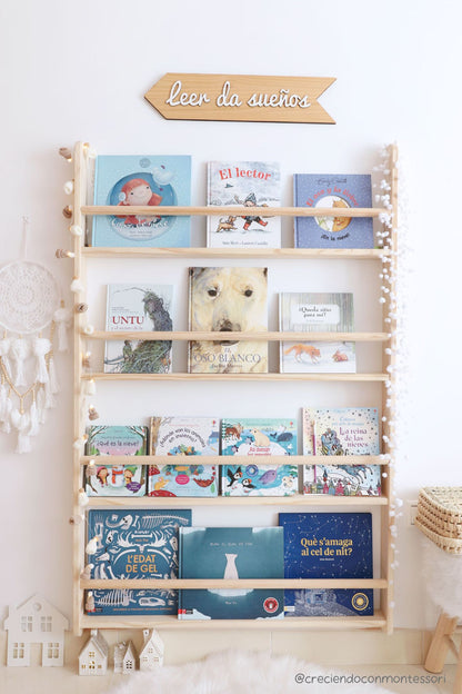 Librería Montessori Lisa con libros infantiles exhibidos, fomentando la autonomía en la lectura con decorado y libros de invierno.