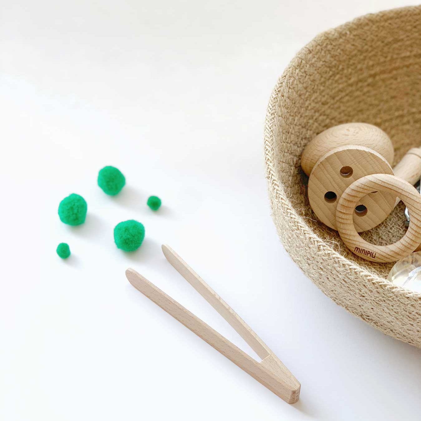 Foto de una pinza de haya de 13cm. Crea tu cesto de los tesoros Montessori para tú bebé en MINIPIU.