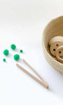 Foto de una pinza de haya de 13cm. Crea tu cesto de los tesoros Montessori para tú bebé en MINIPIU.